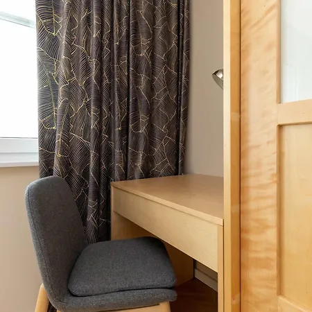 Family With 3 Bedrooms And Balcony By Renters Lägenhet