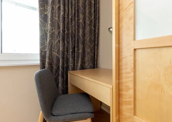 Family With 3 Bedrooms And Balcony By Renters Appartement