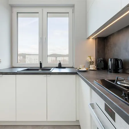 Family With 3 Bedrooms And Balcony By Renters *