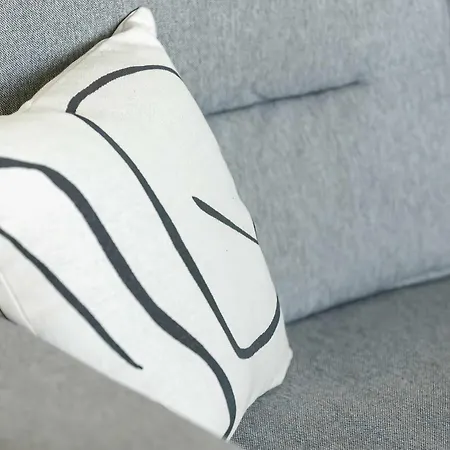 Family With 3 Bedrooms And Balcony By Renters Appartamento *